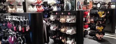 Virksomhet 3 bilde HUNKEMÖLLER Butikkhandel med klær i Sandvika 02