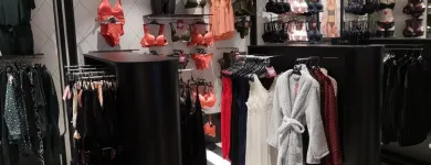 Virksomhet 4 bilde HUNKEMÖLLER Butikkhandel med klær i Sandvika 02