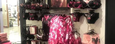 Virksomhet 2 bilde HUNKEMÖLLER Butikkhandel med klær i Jessheim 02