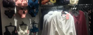 Virksomhet 3 bilde HUNKEMÖLLER Butikkhandel med klær i Jessheim 02